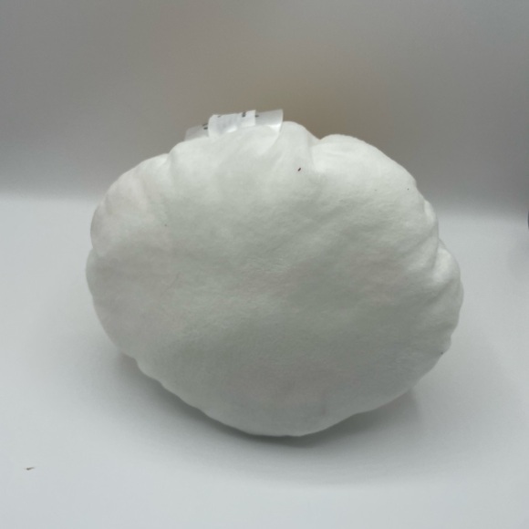 gudetama by Sanrio egg plushy holding a rose - Picture 5 of 6